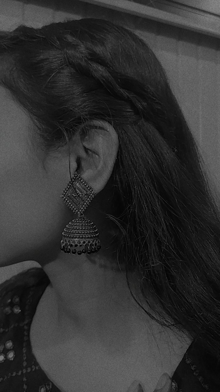 Aesthetic Hidden Face Girl Pic Black & White