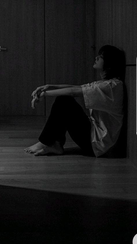 Aesthetic Hidden Face Girl Pic Black & White