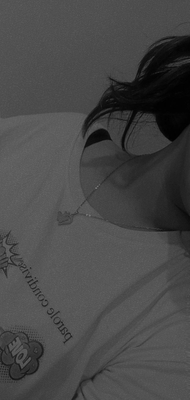 Aesthetic Hidden Face Girl Pic Black & White