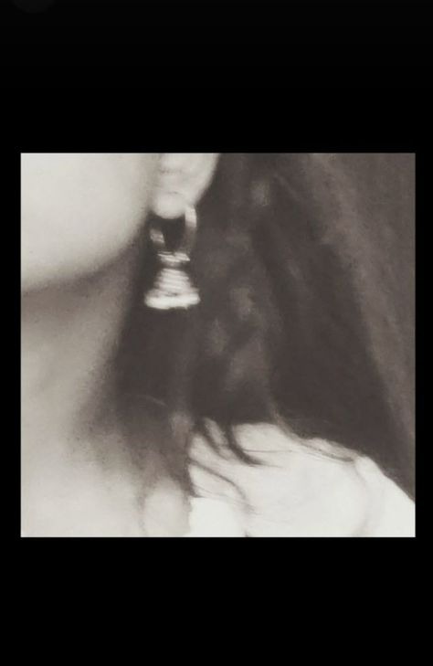 Aesthetic Hidden Face Girl Pic Black & White