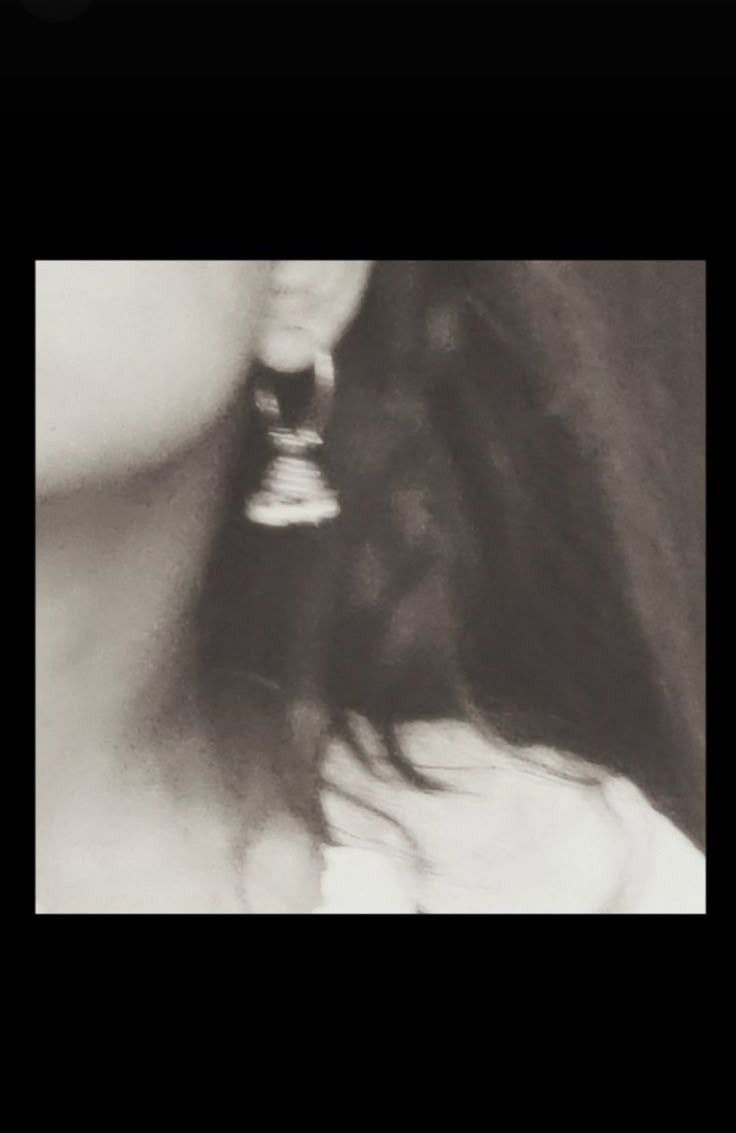 Aesthetic Hidden Face Girl Pic Black & White