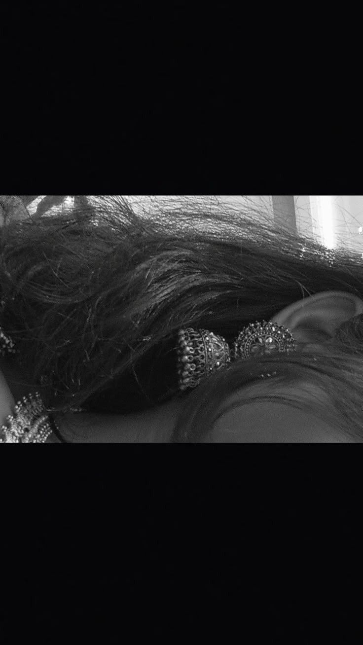 Aesthetic Hidden Face Girl Pic Black & White