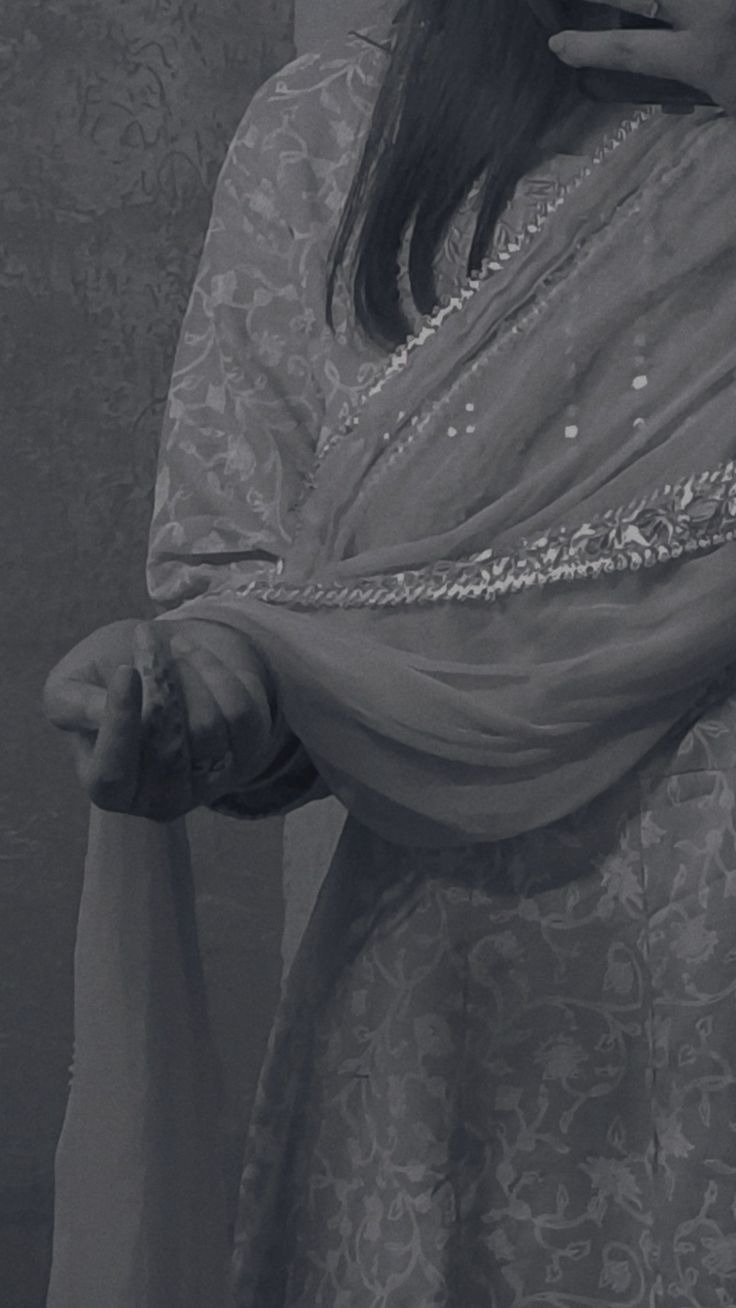 Aesthetic Hidden Face Girl Pic Black & White