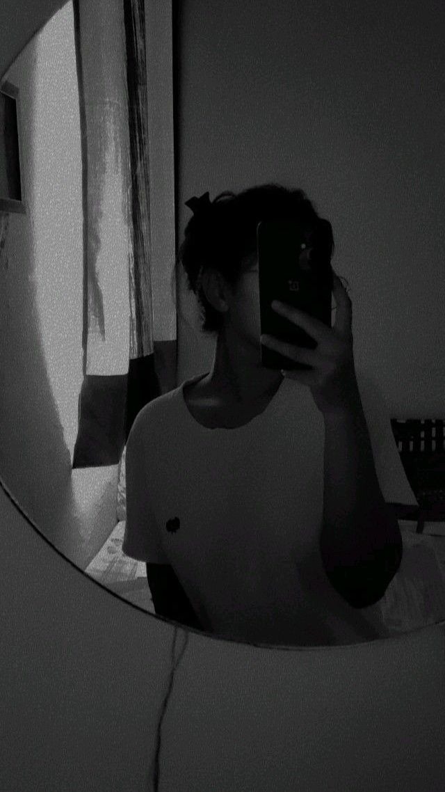 Aesthetic Hidden Face Girl Pic Black & White