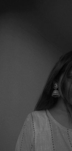 Aesthetic Hidden Face Girl Pic Black & White