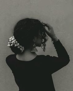 Aesthetic Hidden Face Girl Pic Black & White