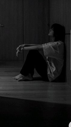 Aesthetic Hidden Face Girl Pic Black & White