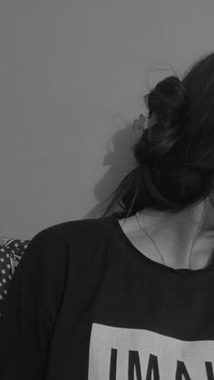 Aesthetic Hidden Face Girl Pic Black & White