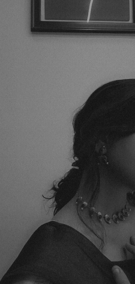 Aesthetic Hidden Face Girl Pic Black & White