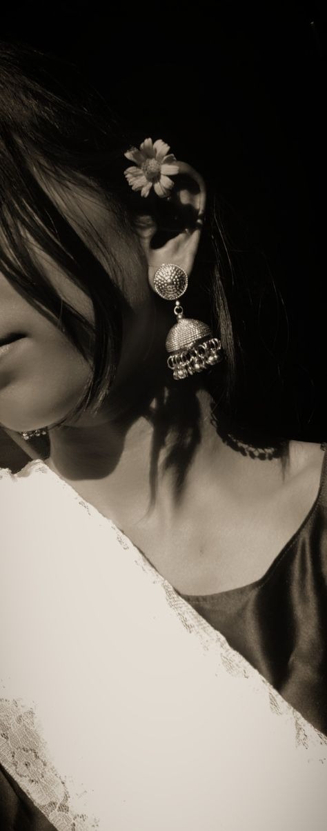 Aesthetic Hidden Face Girl Pic Black & White