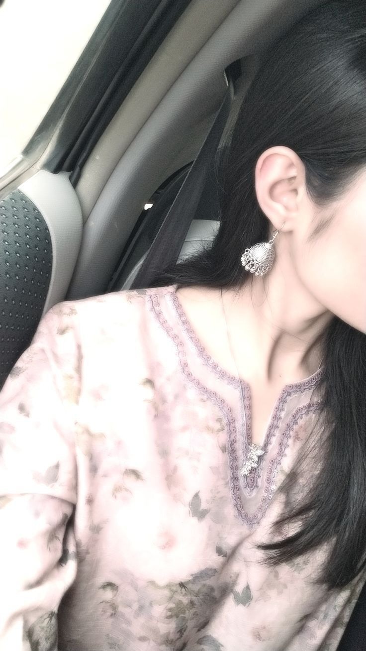 Aesthetic Hidden Face Girl Pic Black & White