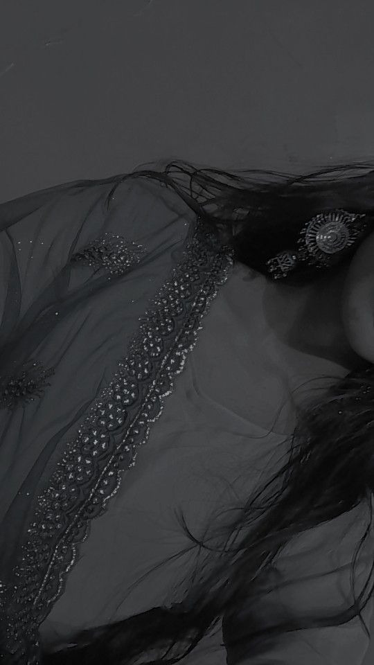 Aesthetic Hidden Face Girl Pic Black & White