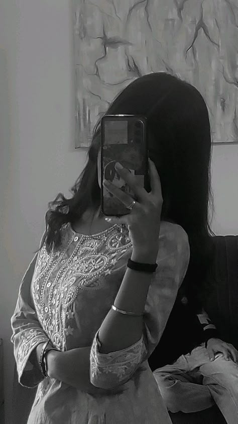 Aesthetic Hidden Face Girl Pic Black & White