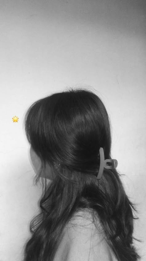 Aesthetic Hidden Face Girl Pic Black & White