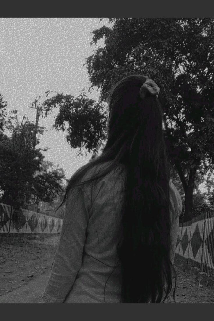 Aesthetic Hidden Face Girl Pic Black & White