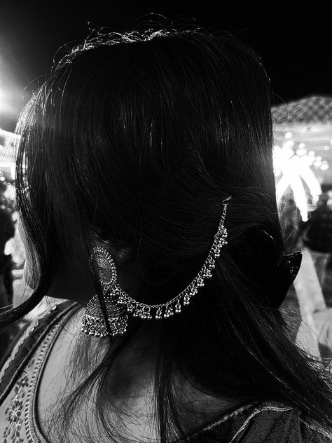 Aesthetic Hidden Face Girl Pic Black & White