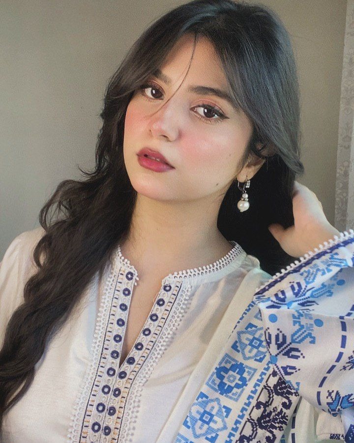 Aesthetic Hidden Face Girl Pic Black & White