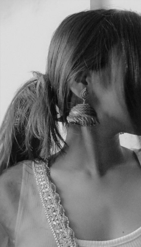 Aesthetic Hidden Face Girl Pic Black & White