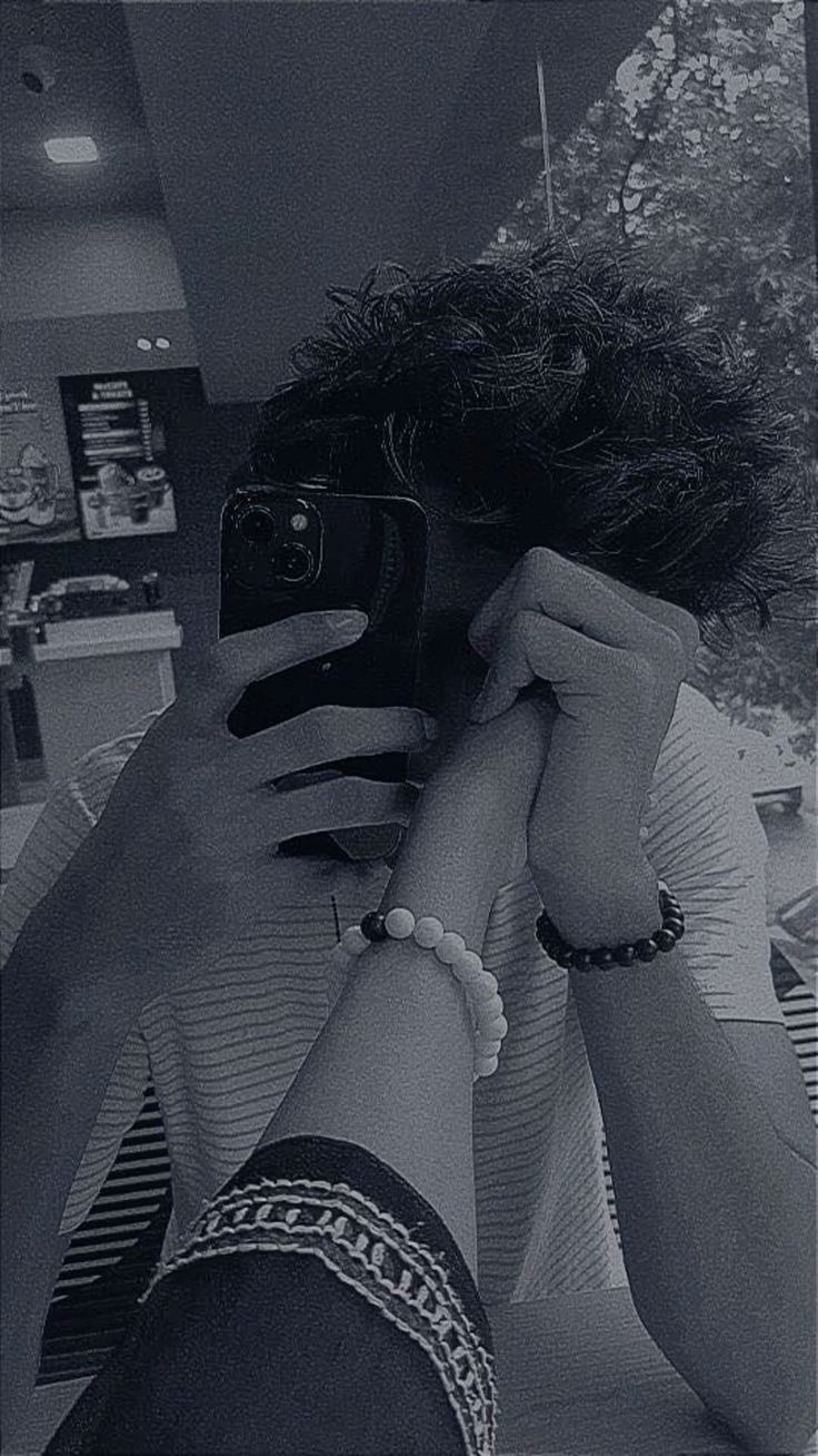 Aesthetic Hidden Face Girl Pic Black & White