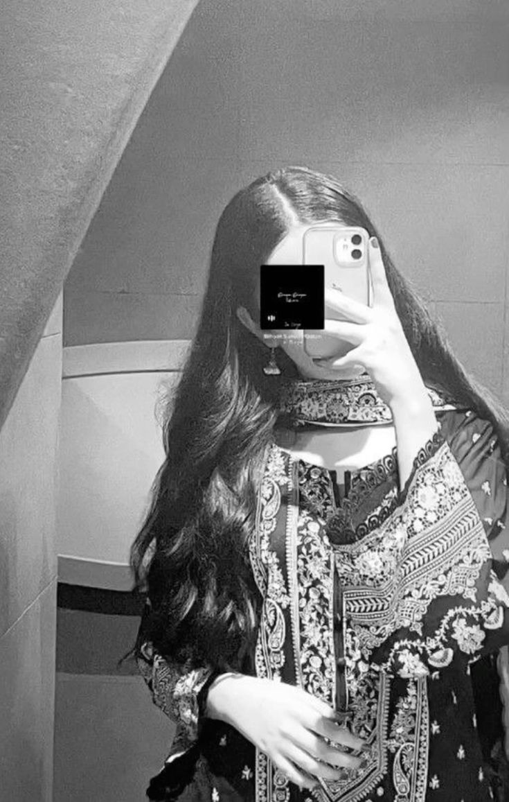 Aesthetic Hidden Face Girl Pic Black & White