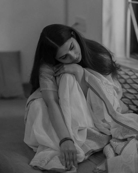 Aesthetic Hidden Face Girl Pic Black & White