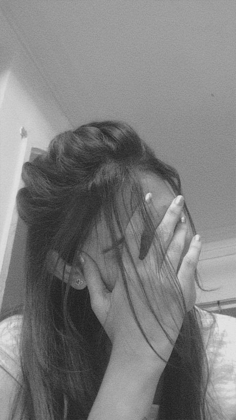 Aesthetic Hidden Face Girl Pic Black & White