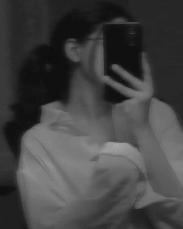 Aesthetic Hidden Face Girl Pic Black & White