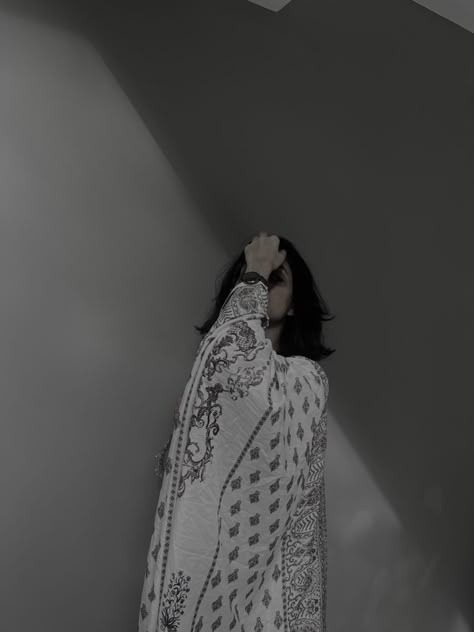 Aesthetic Hidden Face Girl Pic Black & White