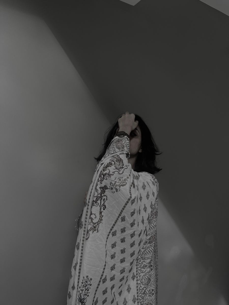 Aesthetic Hidden Face Girl Pic Black & White