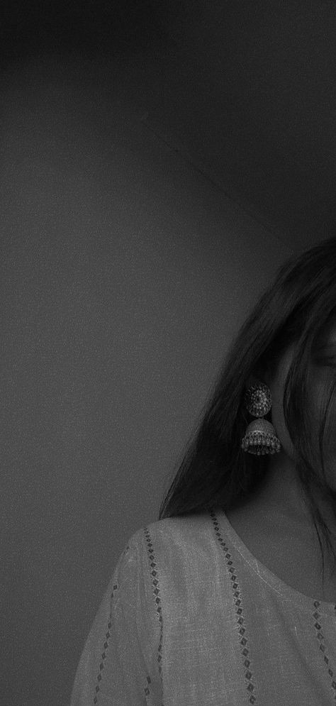 Aesthetic Hidden Face Girl Pic Black & White