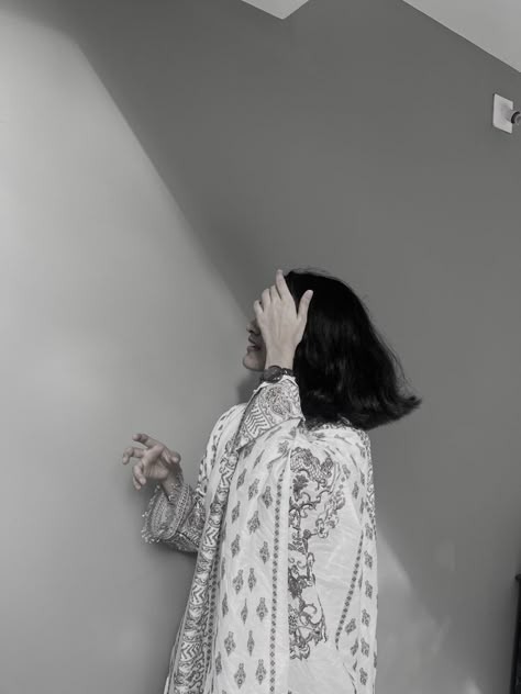 Aesthetic Hidden Face Girl Pic Black & White