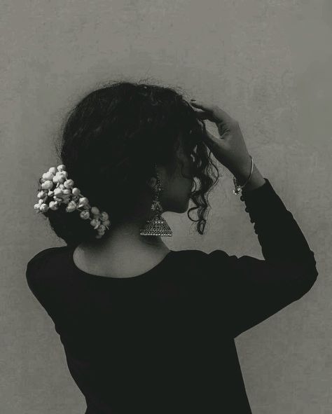 Aesthetic Hidden Face Girl Pic Black & White