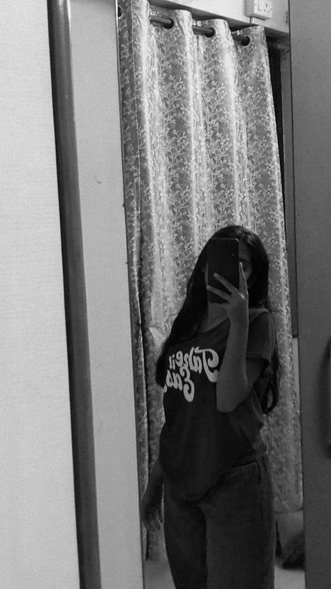 Aesthetic Hidden Face Girl Pic Black & White